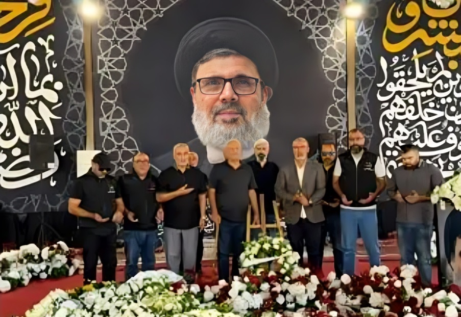 وفد من "الجبهة القومية" يزور ضريح الشهيد الهاشمي ويضع اكليلا من الورد